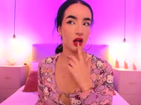 Soy una mujer que lleva la sensualidad con gracia, un destello de alegría en cada paso que doy. Mi carisma es como un imán, atrayendo a aquellos que buscan una dosis de positividad en sus vidas. La diversión es mi compañera constante.