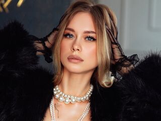 naughty cam girl masturbating with dildo KarolinaConner