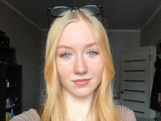 camgirl fingering pussy AvelinaSeide