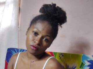 camwhore masturbating with vibrator AvelineMboty