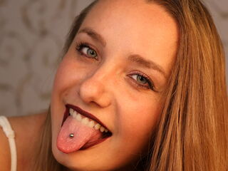 naked girl with webcam masturbating with sextoy BelleCox