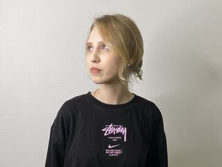 camslut showing pussy BenitaMoorehouse