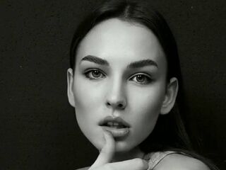 camgirl masturbating with dildo CariGugliuzza