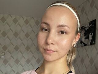 camgirl fingering shaved pussy CatrinaWakley