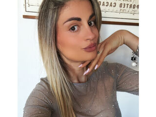 camgirl playing with dildo Evelynnny