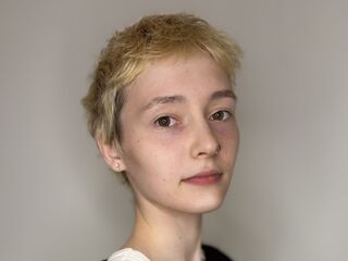 naughty camgirl fingering shaved pussy JenelleBarette