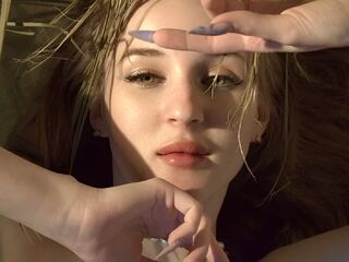 camgirl showing tits KianaWhite