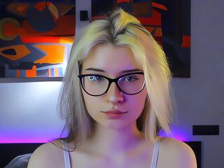 girl showing tits KiraSerene