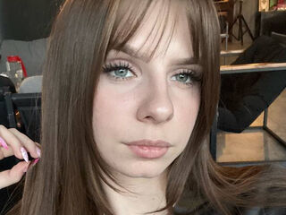 masturbating camgirl LoiseHarington