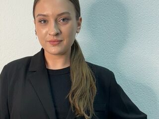 chat with cam LyndaEstle