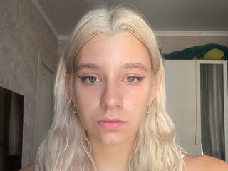 camgirl playing with vibrator LynelleDome