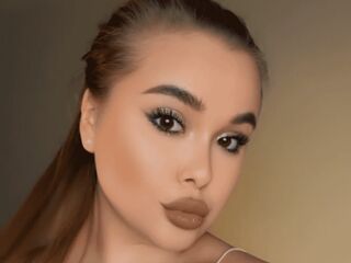 camgirl fingering shaved pussy MaeWilkins