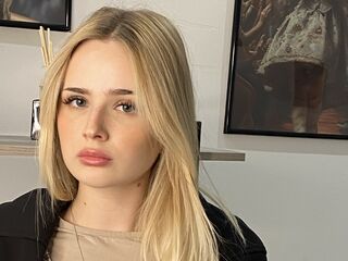 girl showing pussy MarnieRhyner