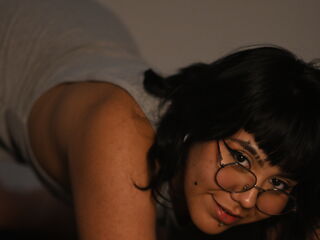 naked cam girl fingering pussy NoemieBlanche