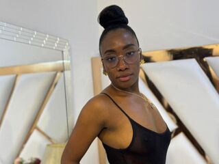 nude webcamgirl pic SelenaHadid