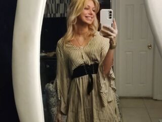 naked cam girl masturbating with dildo SuzySweetSteps