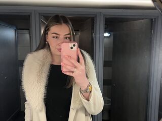 camgirl shaving pussy SweetChloex