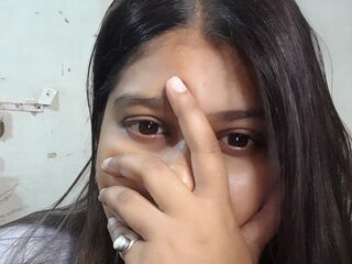 topless webcam girl ZubiaKhan